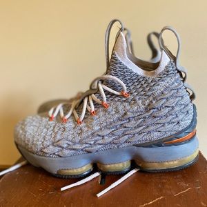 Boys Nike Lebron 15 Basketball shoes Size 5.5